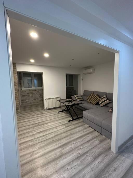 Cozy 1-Bedroom Apartment Мадрид Экстерьер фото